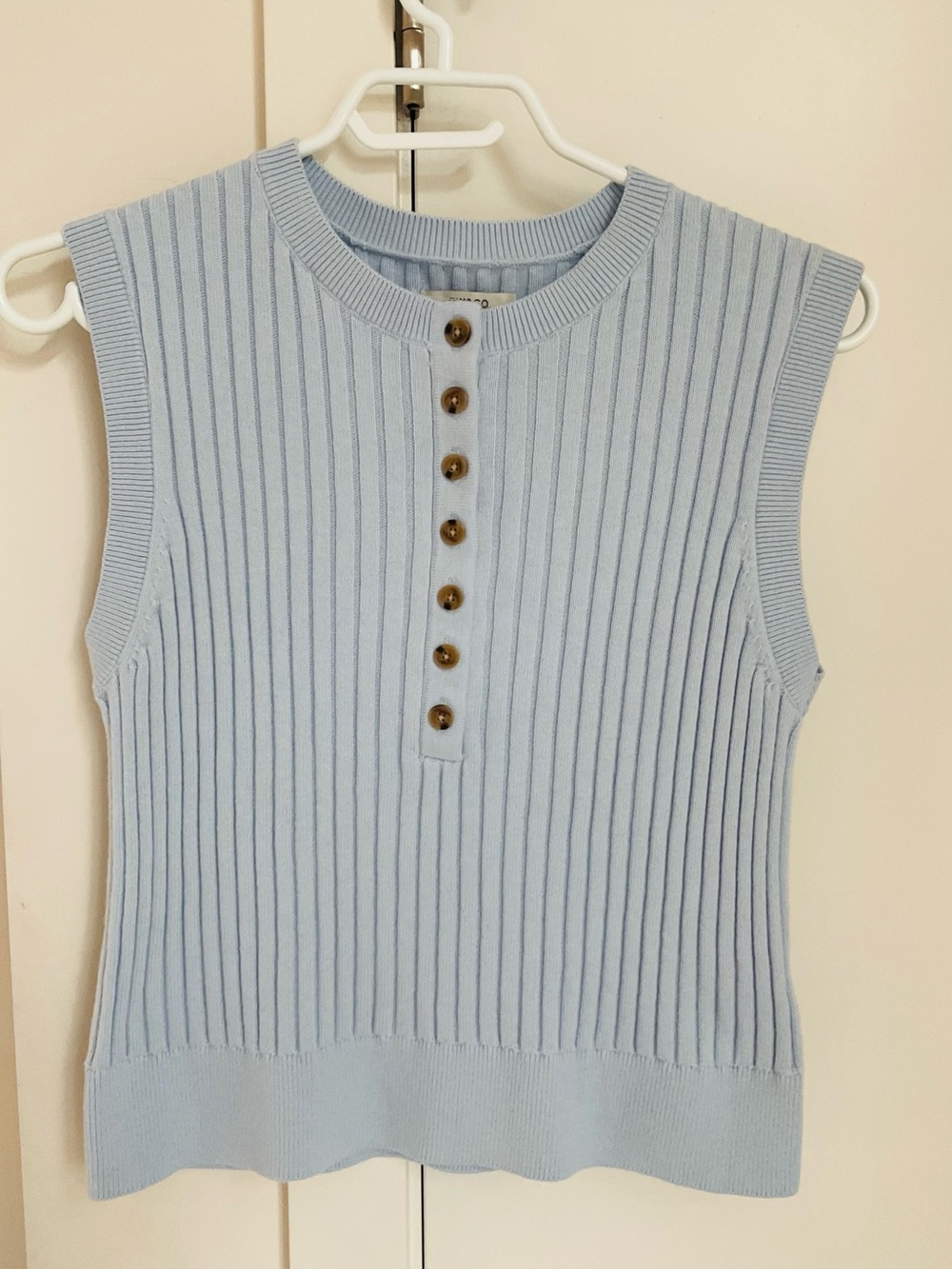RW&CO. LIKE NEW Light Blue Ribbed Sleeveless Henley Sweater / Tank/Vest